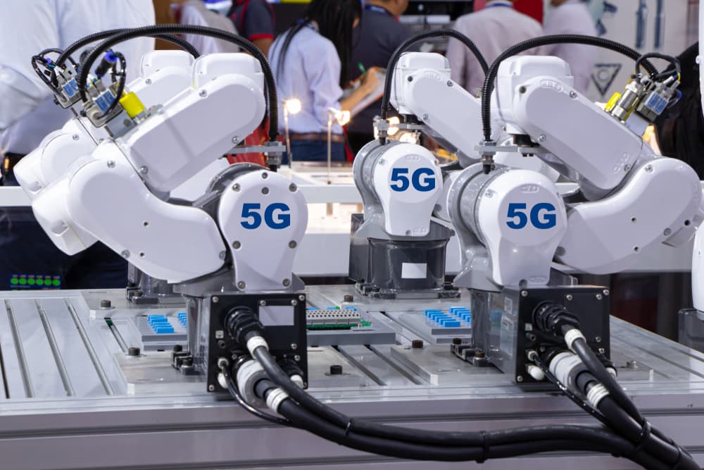 การประยุกต์ใช้ 5G ในโรงงานอุตสาหกรรมผ่านหุ่นยนต์อัจฉริยะ